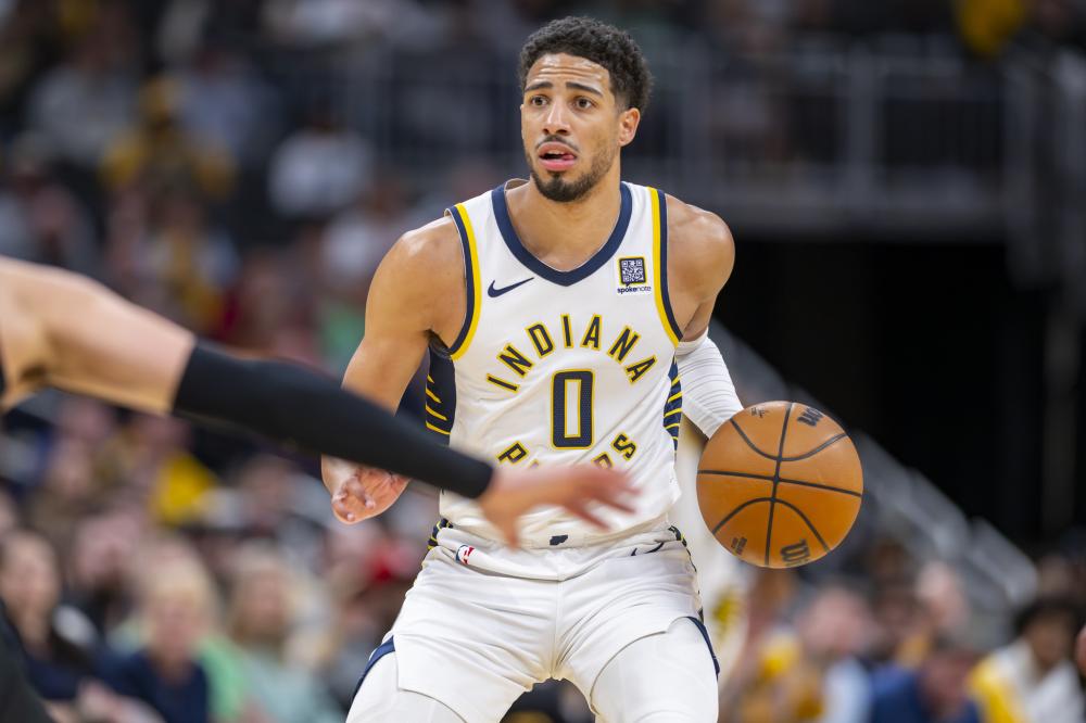 张琳艳赛后和凯莉交换球衣，后者直接把中国队球衣穿在身上